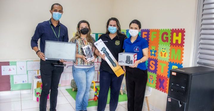 Comdcap realiza doação de equipamentos audiovisuais para a Deaca